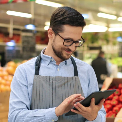 Empleado gestionando operaciones en comercio