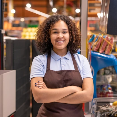 Trabajadora usando HioPos en comercio
